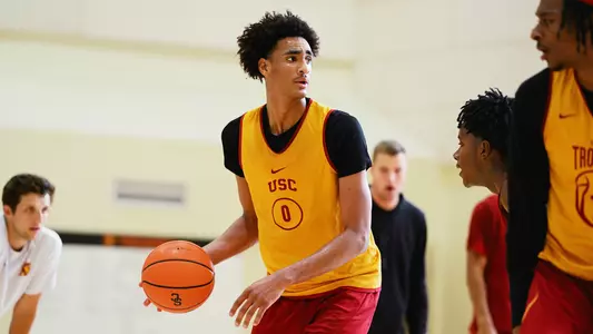 Alijiah Arenas looks to pass during a summer practice