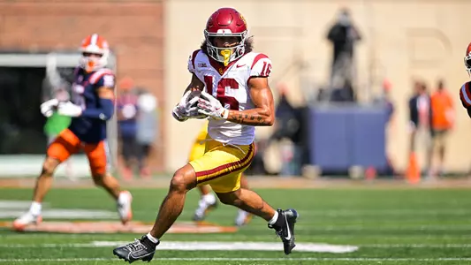 USC Trojans Football wide receiver Tanook Hines carries ball against Illinois Fighting Illini