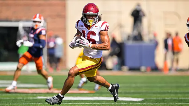 USC Trojans Football wide receiver Tanook Hines carries ball against Illinois Fighting Illini