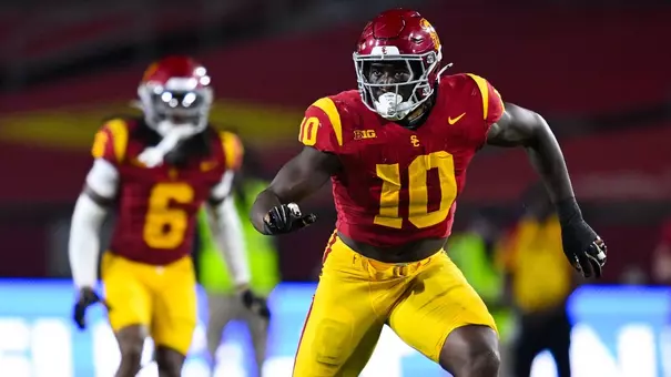 USC defensive end Braylan Shelby on pursuit.