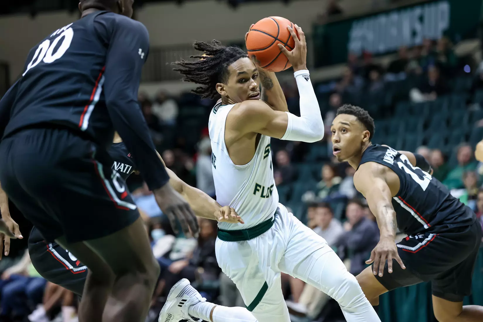 South Florida Bulls during a men's basketball game against the Cincinnati Bearcats at the Yuengling Center on February 9, 2022. (Mike Carlson/South Florida Athletics)
