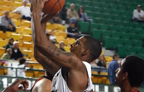 Men's Hoops Falls at Virginia, 77-75