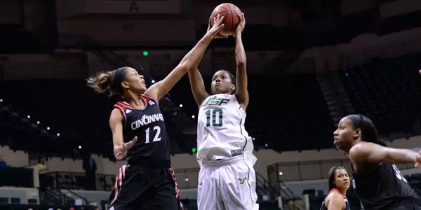 Williams Ties Career High in Loss at No. 1 UConn