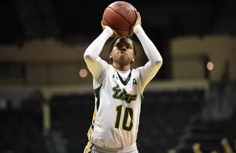 Williams Posts 23 Points in Loss at No. 2 UConn