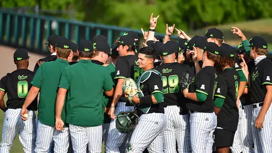 BSB 2021 FAU black unis huddle