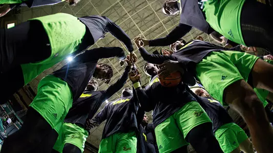 Team huddle MBB 2023