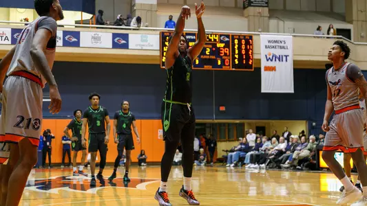 Jamille Reynolds shooting a free throw at UTSA