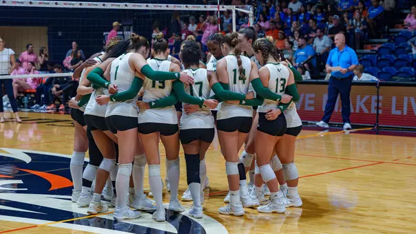 Volleyball team huddle prematch at UTSA
