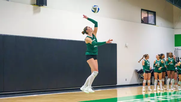 Paula Tomasa serving at North Texas