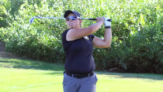 Emily-Laskin-USF-Dons-Womens-Golf-swinging