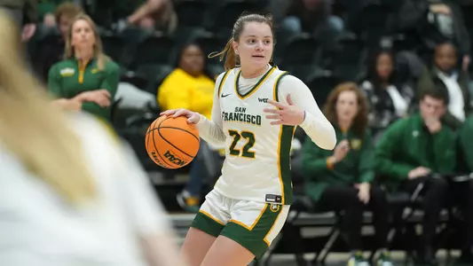 Paula Tirado dribbling