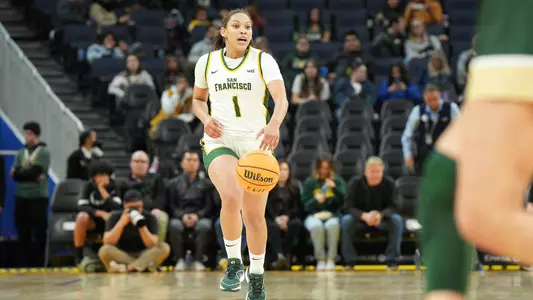 Luana Leite dribbling