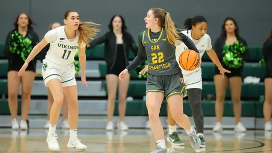 Paula Tirado dribbling