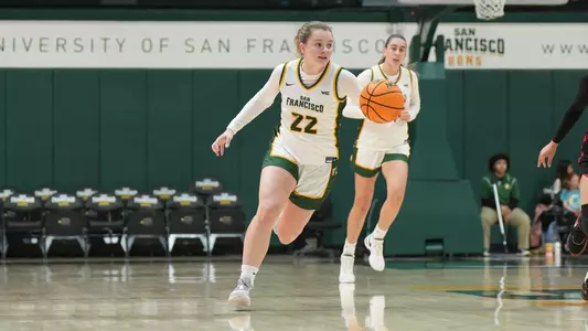 Paula Tirado dribbling