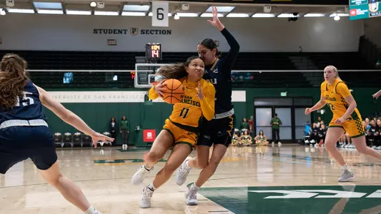 Jasmine Gayles driving to the hoop