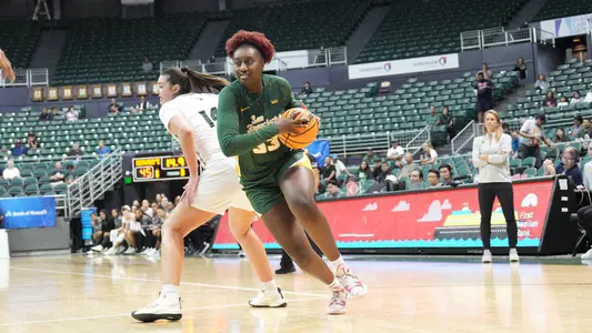 Lorena Barbosa driving to the hoop
