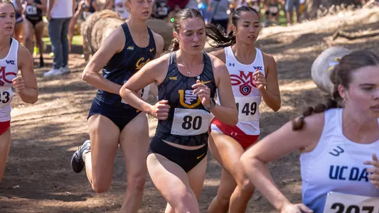 Poppy Martin running at USF Invite 2024