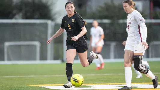 Lindsay Chau defending vs. Santa Clara