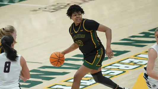 Debora dos Santos dribbling vs. Gonzaga