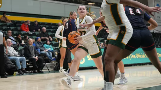 Paula Tirado driving to the hoop