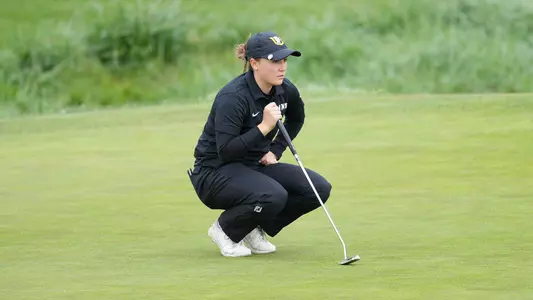 Eva Pett lining up a putt
