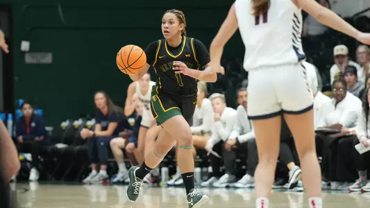 Luana Leite dribbling vs. Gonzaga