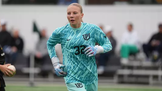 Tyra Bengtsson-Stenseth Running Pregame vs. Dartmouth September 2025