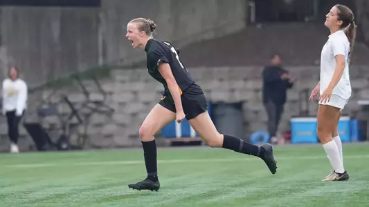 Kaitlyn Sasadeusz Screaming vs. Saint Mary's