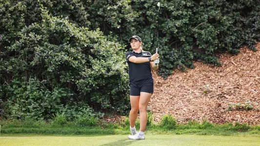 Eva Pett teeing off in Millbrae 2026