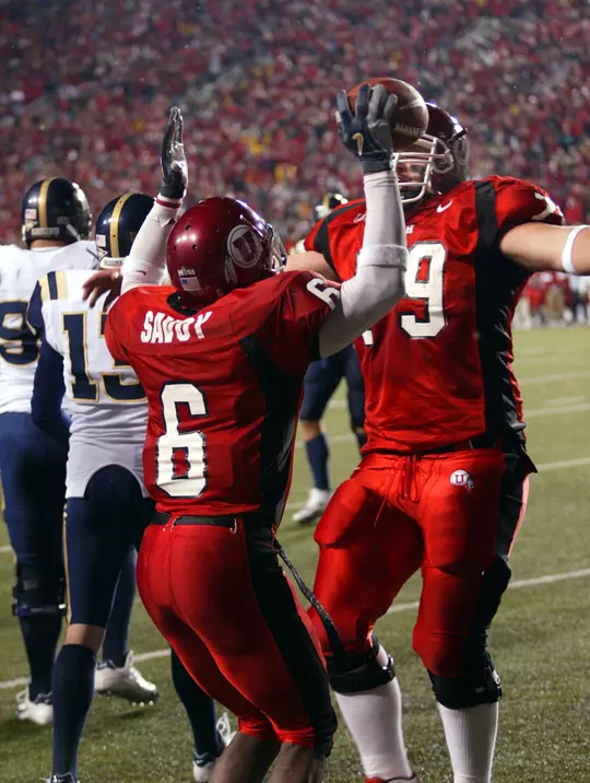 On a 4th-and-goal late in the first quarter, Steve Savoy (6) punched in a two-yard touchdown, capping off a 13-play drive for the Utes and giving the home squad a 7-0 lead after 15 minutes of play.