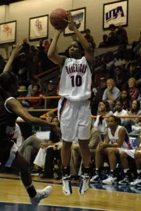 Maryann Abanobi led the Mavs to victory with 19 points against the Cowgirls.