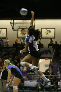 Amanda Aguilera led the Mavs with 17 kills and 15 digs.