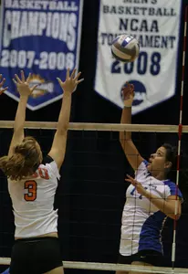 Amanda Aguilera led the Mavericks with 17 kills and 20 digs.
