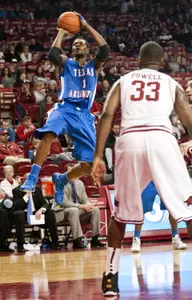 Bo Ingram drives to the basket at Arkansas.