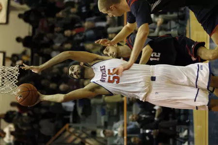 Jordan Reves leads the Mavericks in rebounding this season.