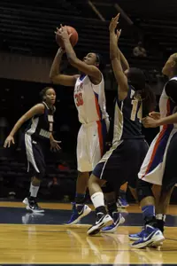 Takiyah Langford grabs double-double for Mavs