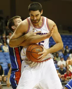 UTA senior forward Jordan Reves