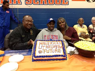 Kevin Hervey (above) and Julian Harris sign with UTA.
