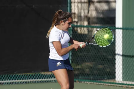 Angeles de los Rios overcame a large deficit to earn a point for the Mavs.