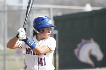 Kacey Everett went 2-3 against the Crimson.