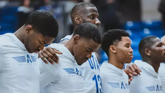 UTA Team Lineup Huddle