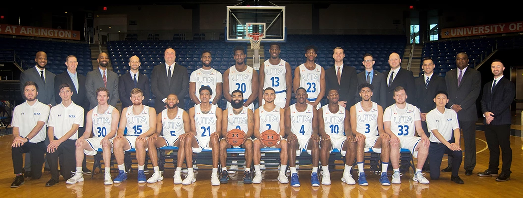 2018-19 Mens Basketball Team Photo Smile