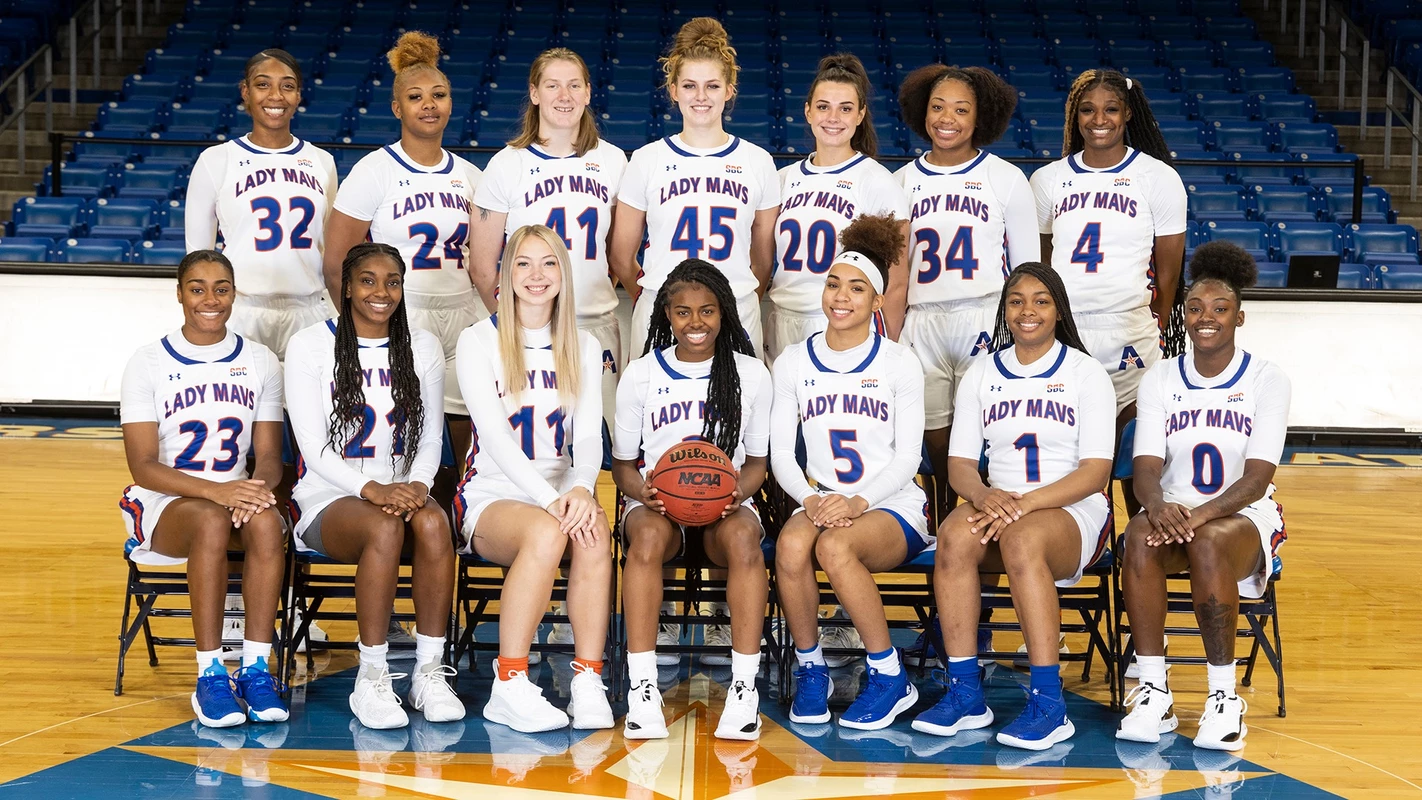 2021-22 wbb team photo