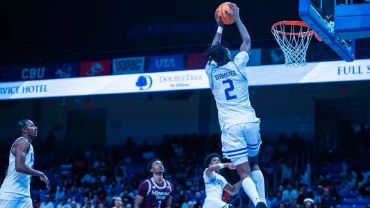 111525 Raysean Seamster Dunk vs. Missouri State