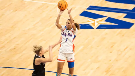 Amiyah Reynolds Shoots Over Missouri State Defender