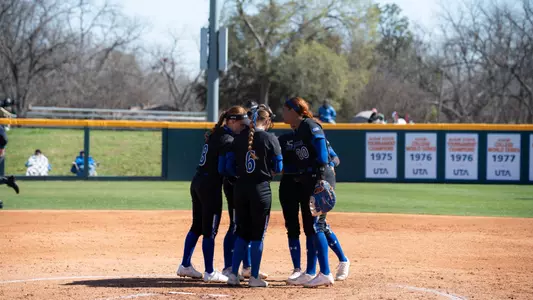 softball huddle