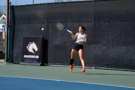 Sofia Selle hits a shot