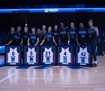 team photo wbb senior day