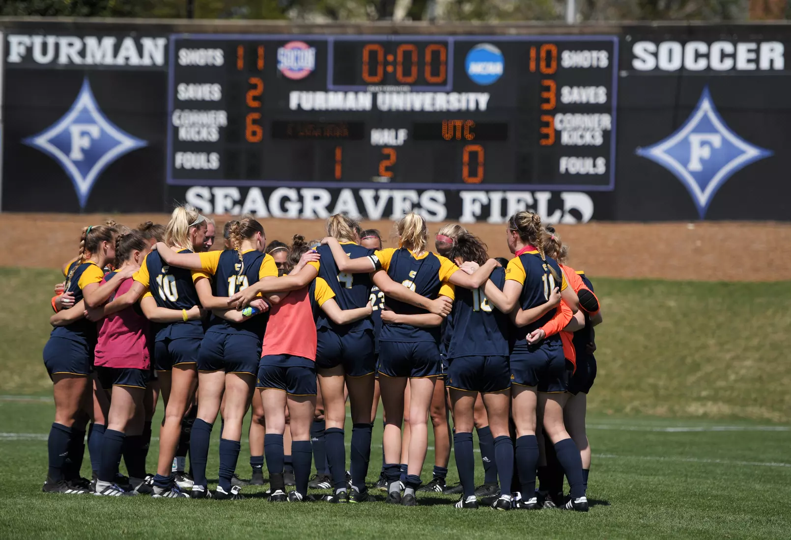 Mocs huddle one last time.