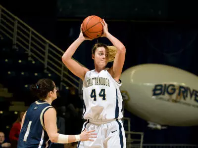 Lady Mocs Outlast Cougars for 10th Consecutive Win